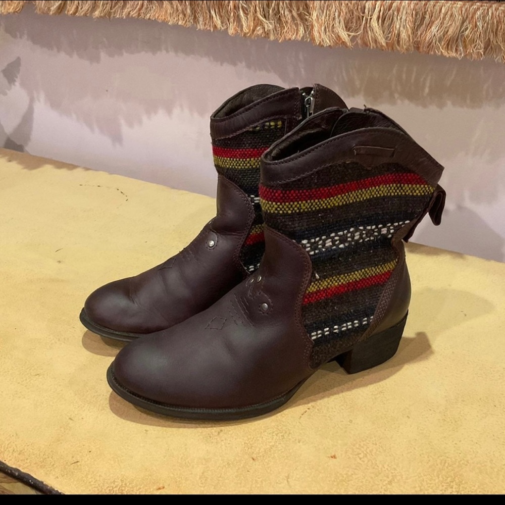 Born MOE3 Booties Size 7